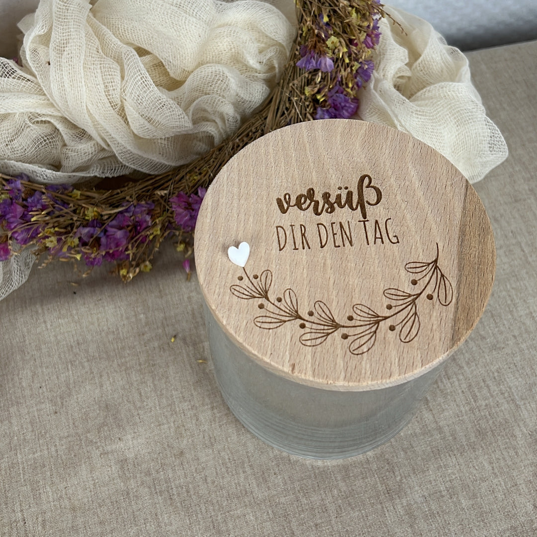 Graviertes Glas mit Holzdeckel – Aufschrift „Versüß dir den Tag“, dekoriert mit Herz und filigranem Pflanzenmotiv