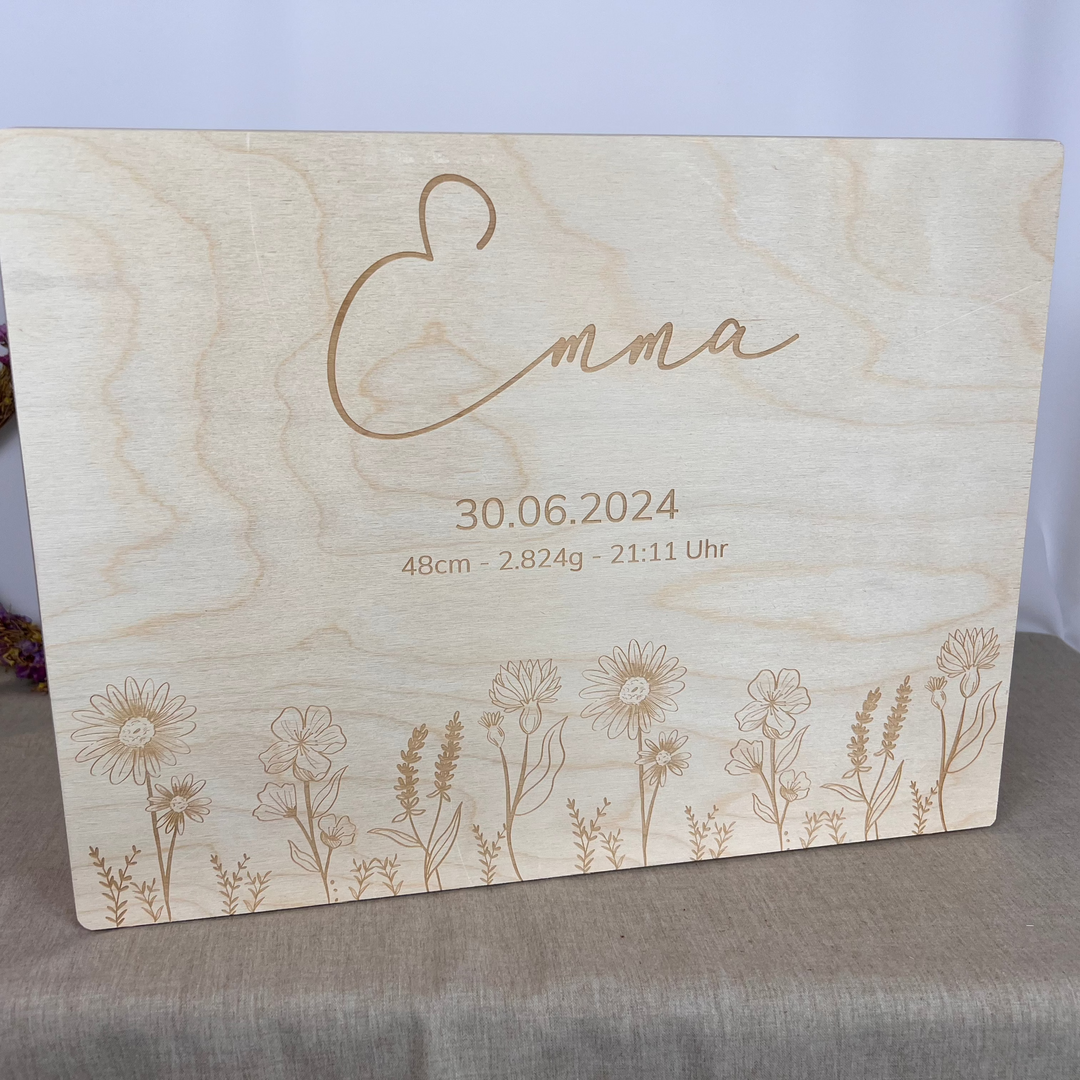 Personalisierte Geburtsanzeige aus Holz mit Name „Emma“, Geburtsdatum und floraler Gravur – ideales Geschenk zur Geburt