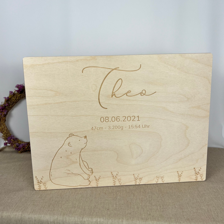Personalisierte Geburtsanzeige aus Holz mit Name „Theo“, Geburtsdaten und Bärenmotiv – einzigartiges Geschenk zur Geburt