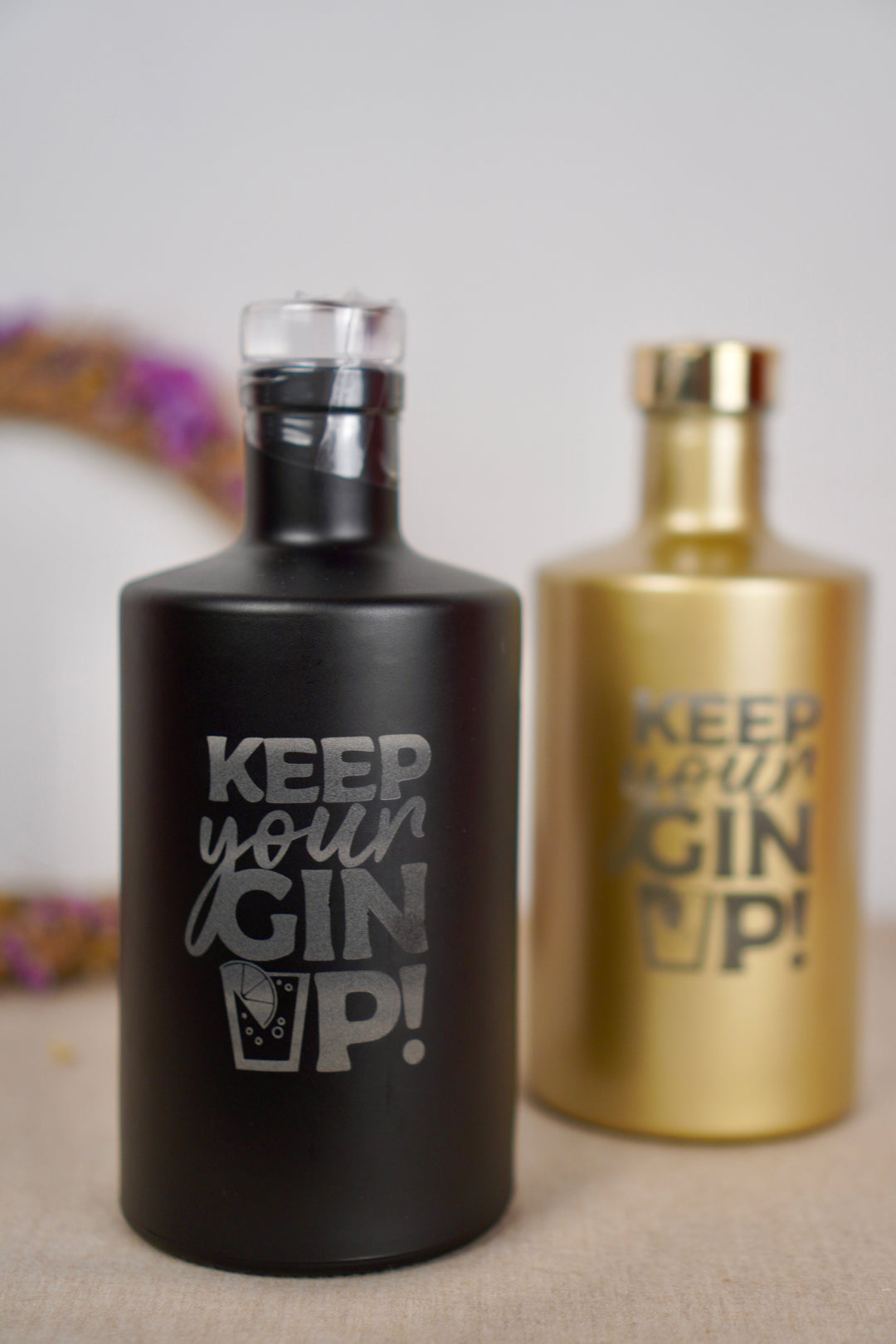 Schwarze und goldene Ginflaschen mit Gravur ‚Keep your Gin up!‘ – personalisiertes Geschenk
