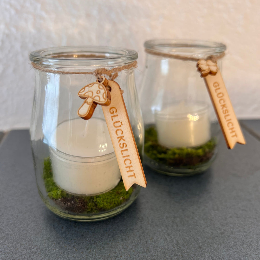 Glückslicht im Glas mit Moos, Teelicht und Holzanhänger „Glückslicht“ – dekorative Geschenkidee mit Pilz-Anhänger