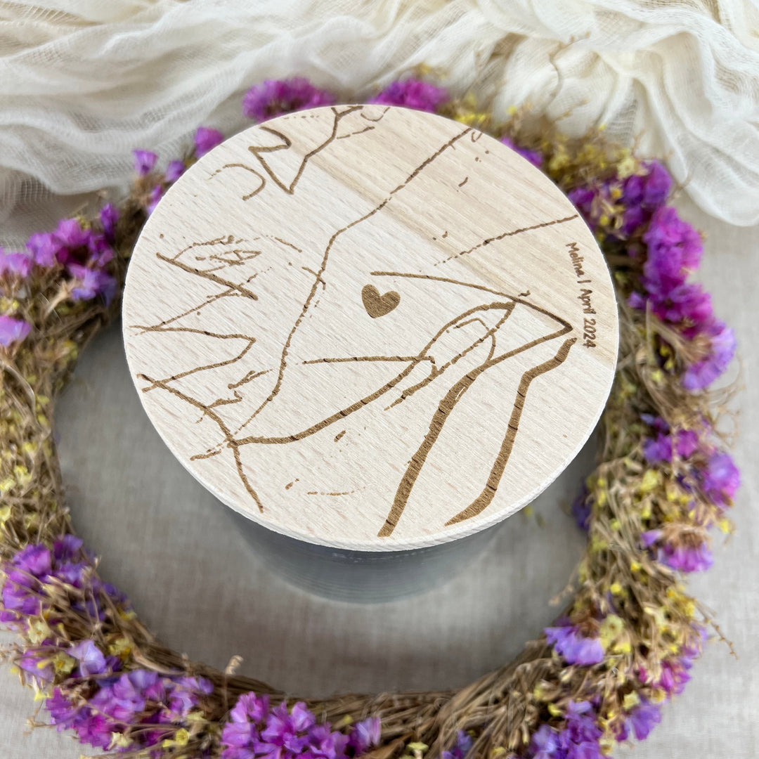 Personalisierter Holzdeckel mit eingravierter Kinderzeichnung und Herz, dazu Name und Datum – einzigartiges Geschenk mit emotionalem Wert