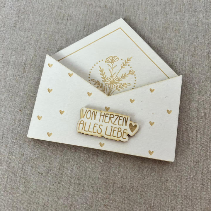 Graviertes Holzetui mit Herzen und Aufschrift „Von Herzen alles Liebe“ – Geschenkverpackung für Geld oder Gutschein