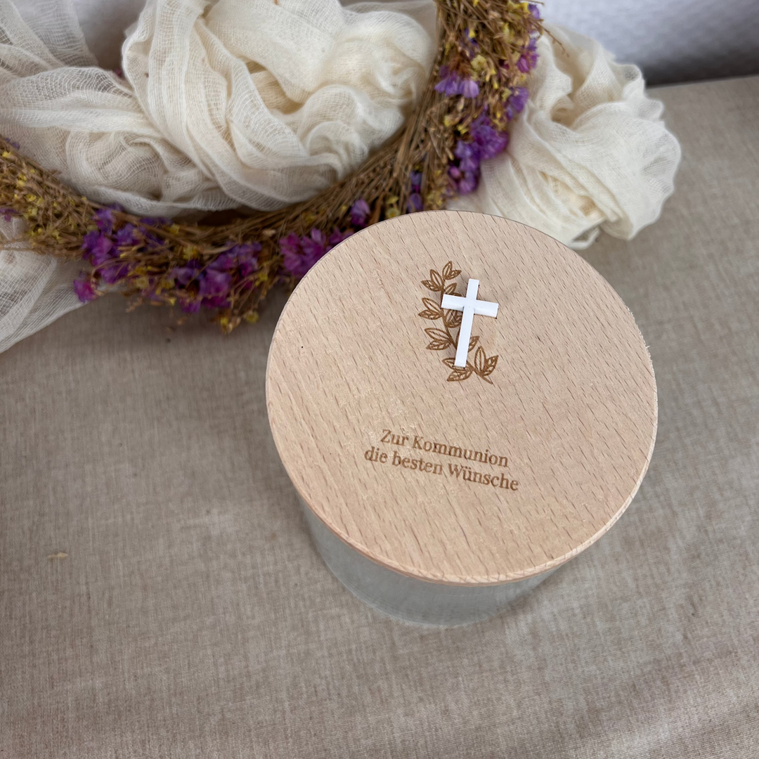 Geschenkglas mit Holzdeckel zur Kommunion – graviert mit Kreuz, Blattmotiv und der Aufschrift „Zur Kommunion die besten Wünsche“